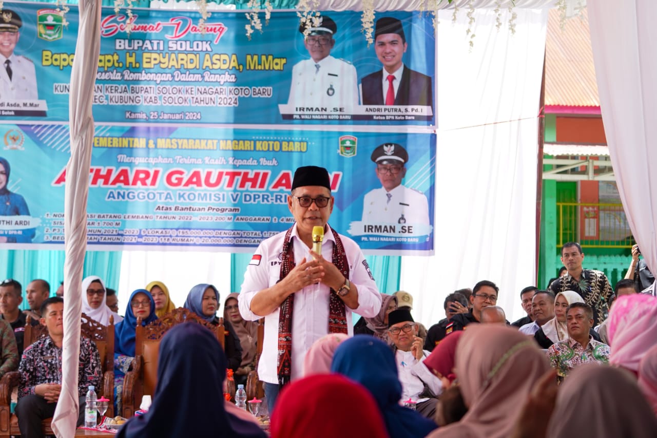 Bupati Solok Epyardi Asda beri sambutan dihadapan ratusan  masyarakat Kotobaru Kecamatan Kubung di Medan Nan Bapaneh setempat, Kamis (25/01/24).